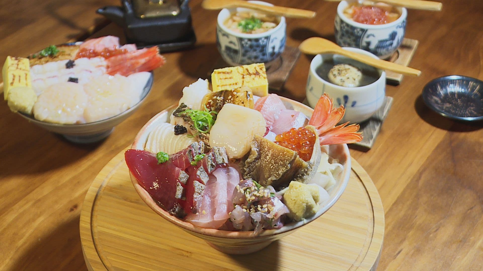 台北內湖的日式料理店，招牌的海鑫丼就多達十幾種海鮮，老闆用料超澎湃，讓饕客們大飽口福。（記者許惟凱／攝影）