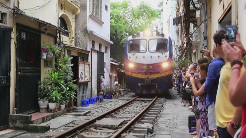 越南首都河內的「火車街」是當地著名景點，但官方以鐵路安全為由下令封閉。