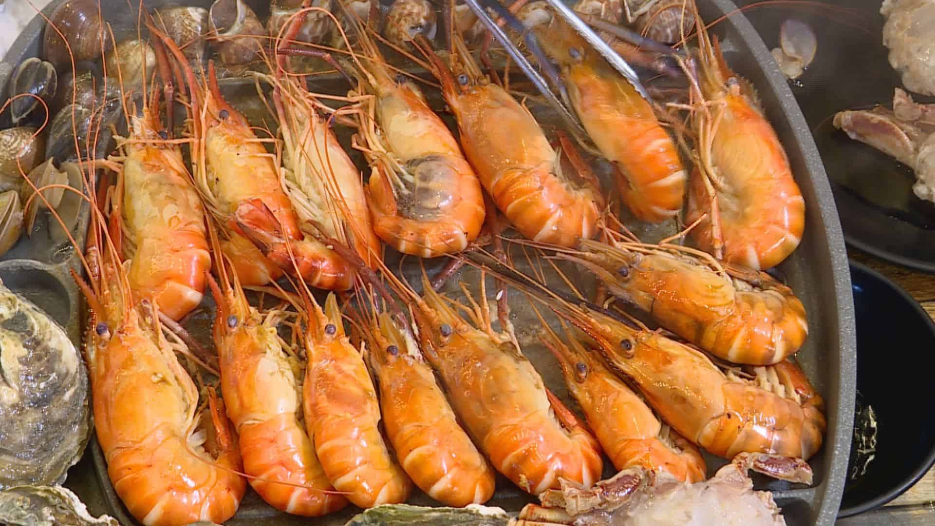 桃園八德的泰國蝦吃到飽餐廳，這紅通通的泰國蝦，吃起來肉質又Q又有嚼勁，每一口咬起來都鮮甜（記者林永偉／攝影）