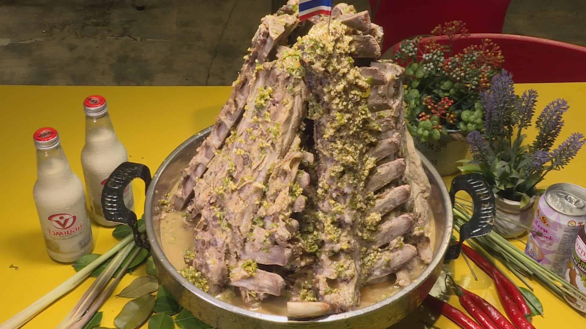 台中逢甲超浮誇的排骨山，吸飽酸辣泰式醬汁，壯觀霸氣得讓人食指大動。（記者 林永偉／攝影）