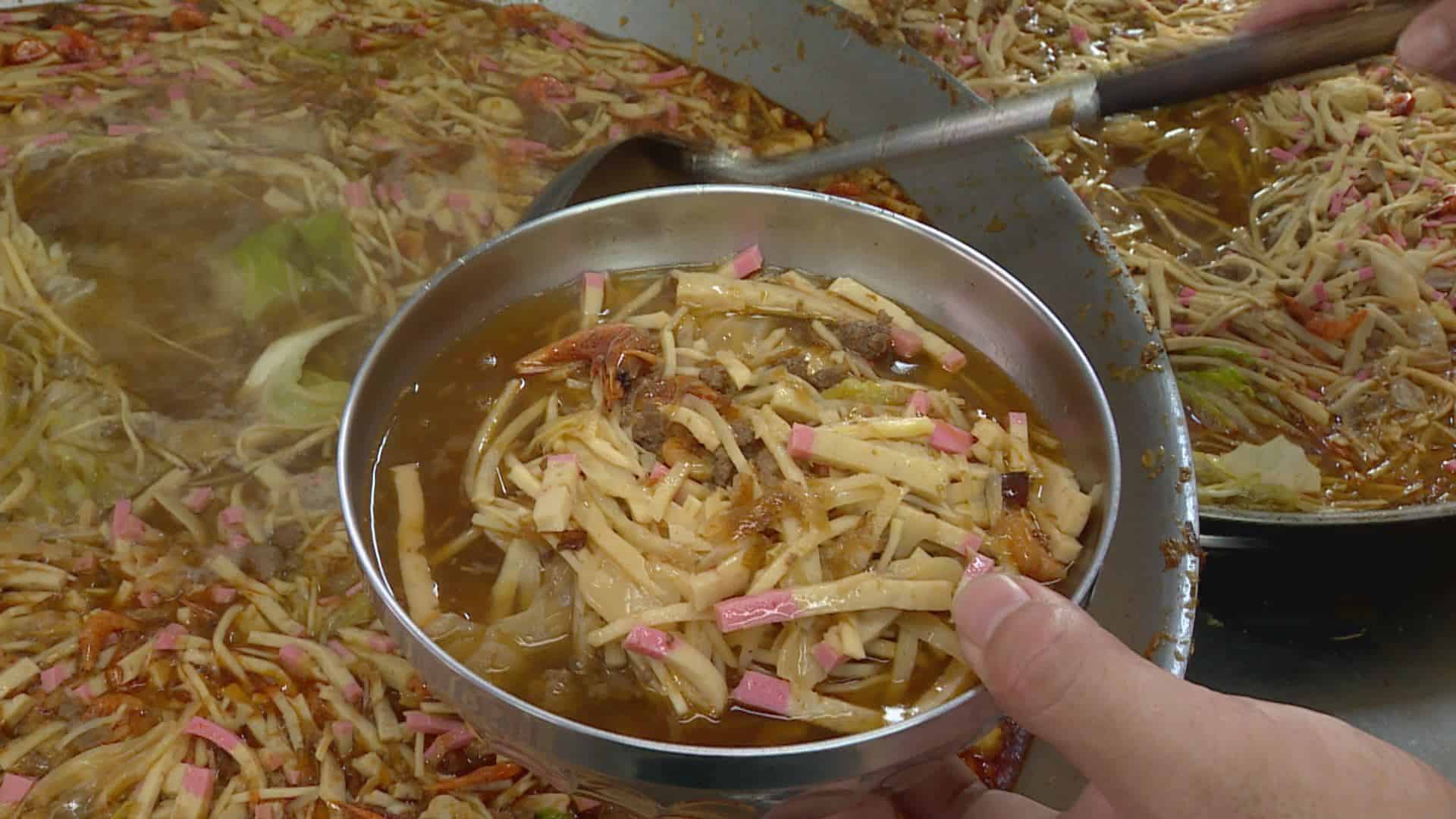 雲林專賣古早味湯飯的行動餐車，老闆用料實在將滿滿的好料統統集結在一碗海鮮湯飯裡，客人吃了都讚賞（記者林永偉／攝影）