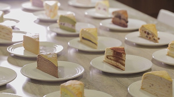 一層一層堆疊而成的千層蛋糕，口感綿密，令許多人著迷，雲林斗六一家食品廠已經開發出二十多種口味。(記者許聿恭/攝影)