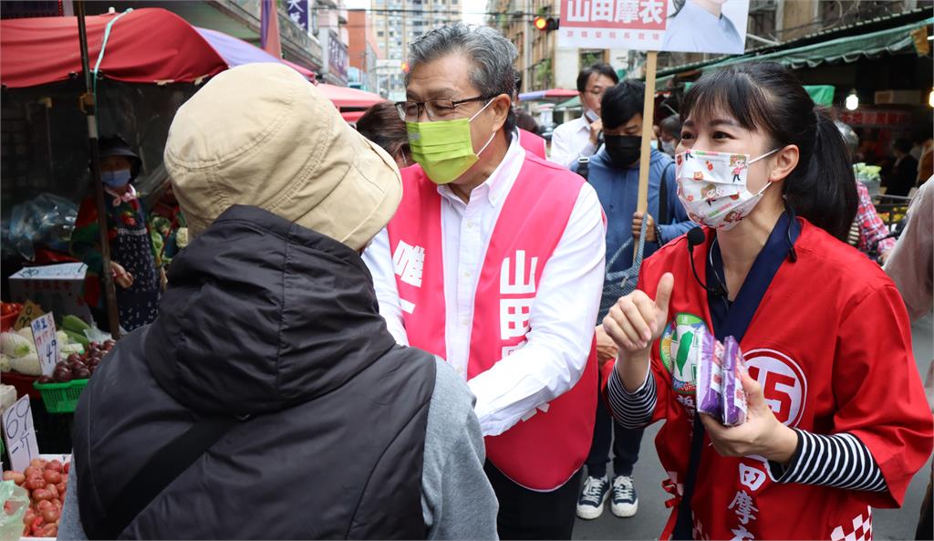 楊烈陪同新北市議員候選人山田摩衣到市場掃街拜票。圖／台視新聞