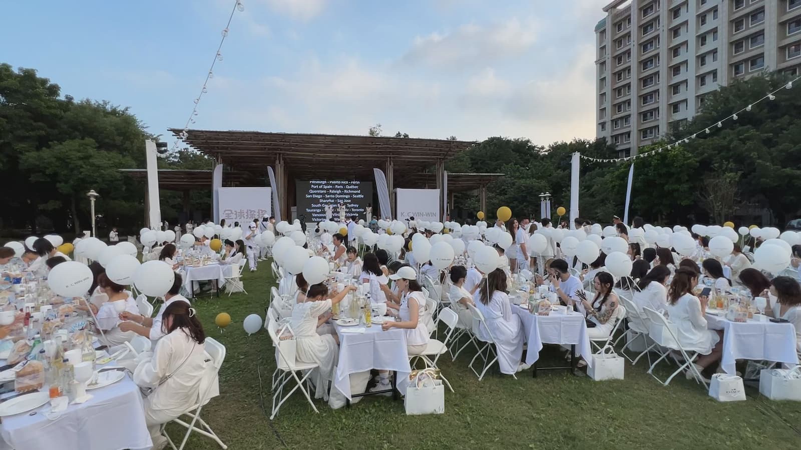 白色野餐Le Dîner en Blanc源自於法國巴黎，現已成為全球多個城市爭相舉辦的時尚社交活動。圖源／記者陳昱志攝影。