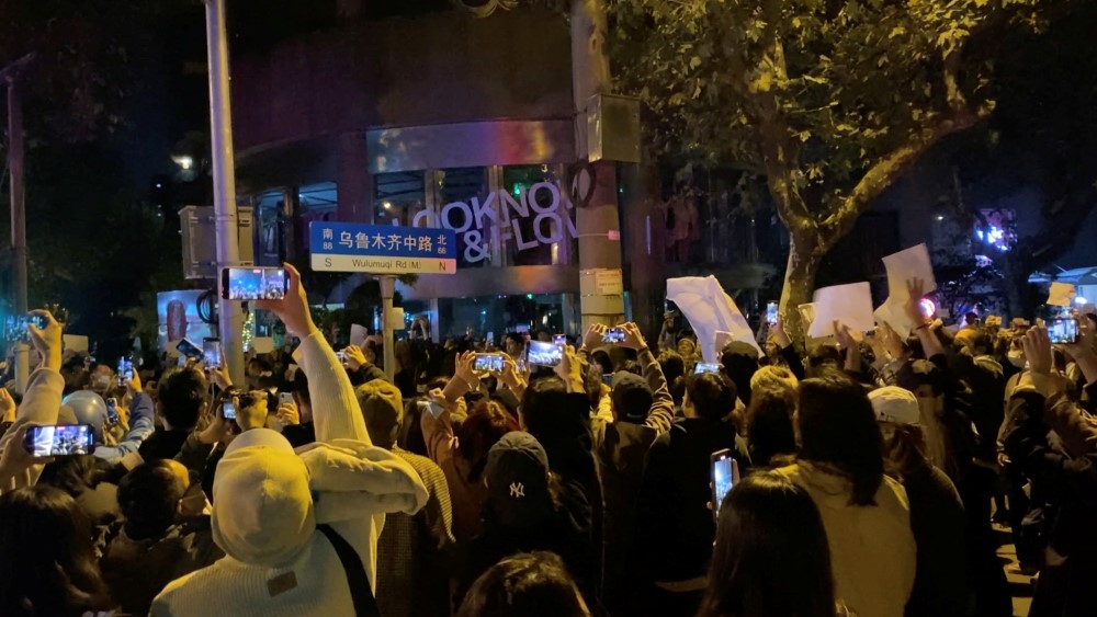 新疆火災事件延燒，上海多地爆發群眾示威，民眾高舉白紙抗議中國進行訊息封鎖，一度爆發警民衝突。（圖／路透社）