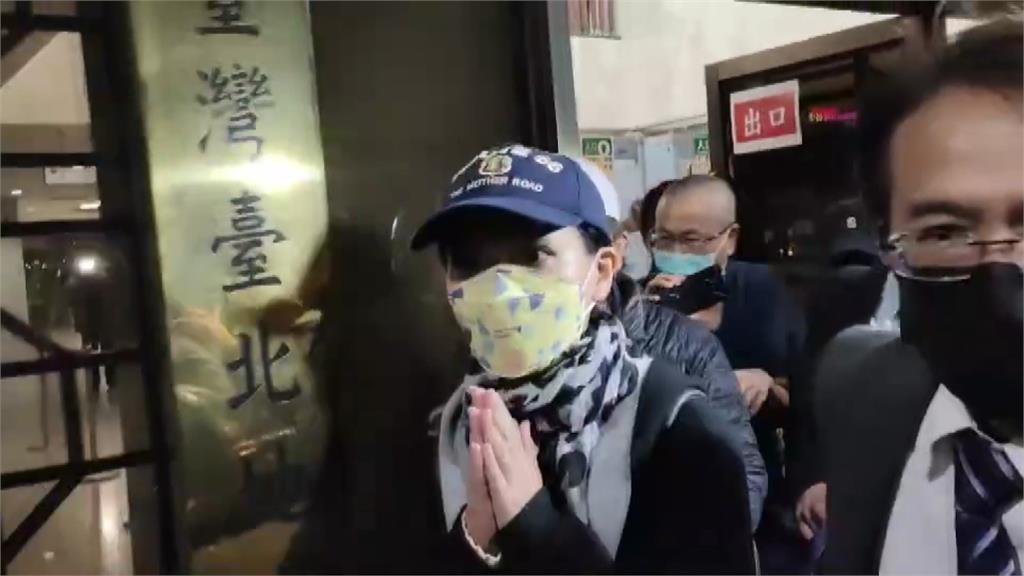 高虹安60萬元交保，離開北檢時雙手合十回應支持者。圖／台視新聞