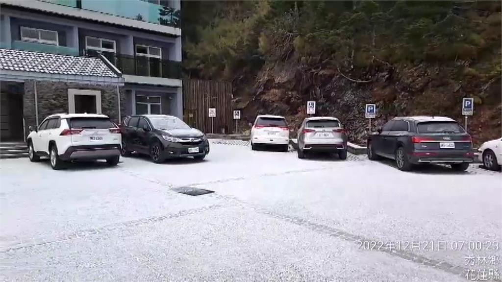清晨6點50分合歡山松雪樓一帶，下起冰霰，讓松雪樓化成銀白世界。圖／台視新聞