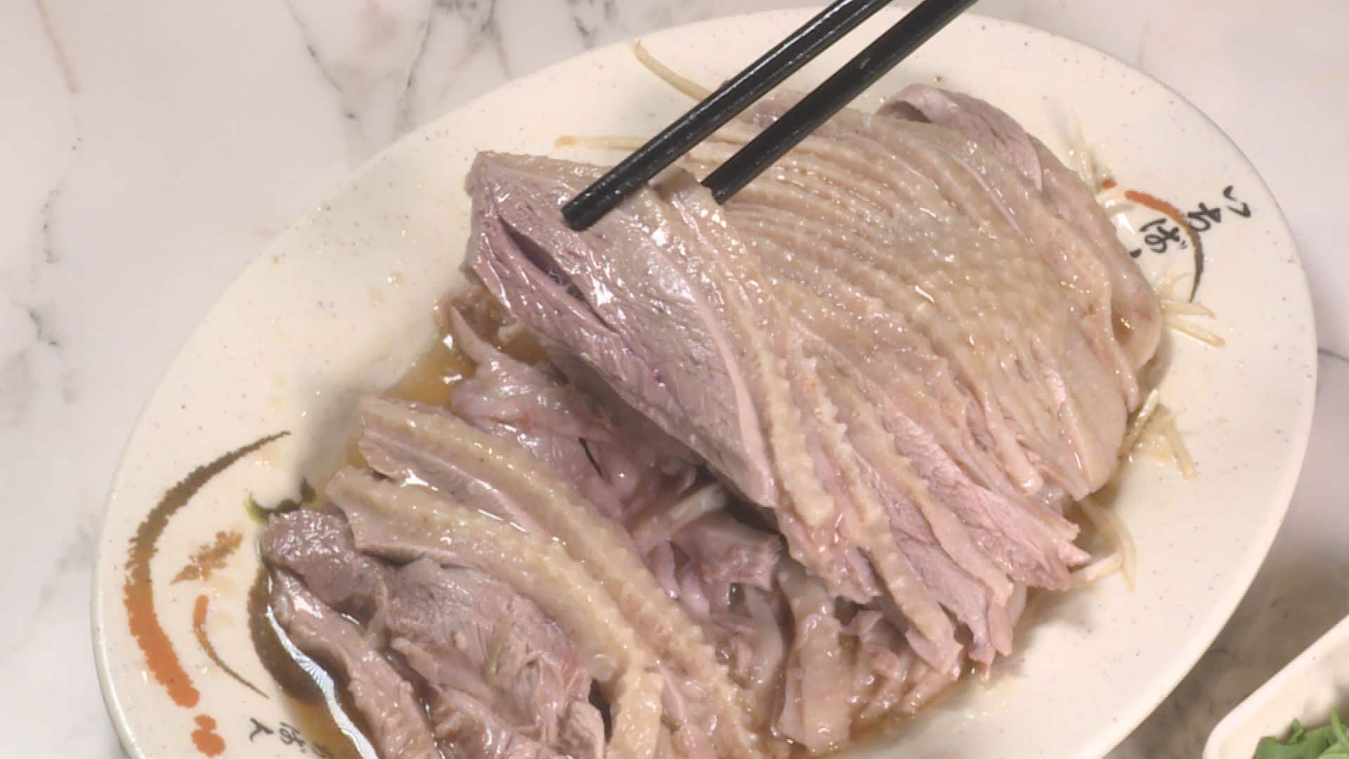 台北吉林路老牌鵝肉店，連續四年獲得米其林必比登推介的煙燻鵝肉和白斬鵝，幾乎桌桌必點。（記者吳承芸／攝影）