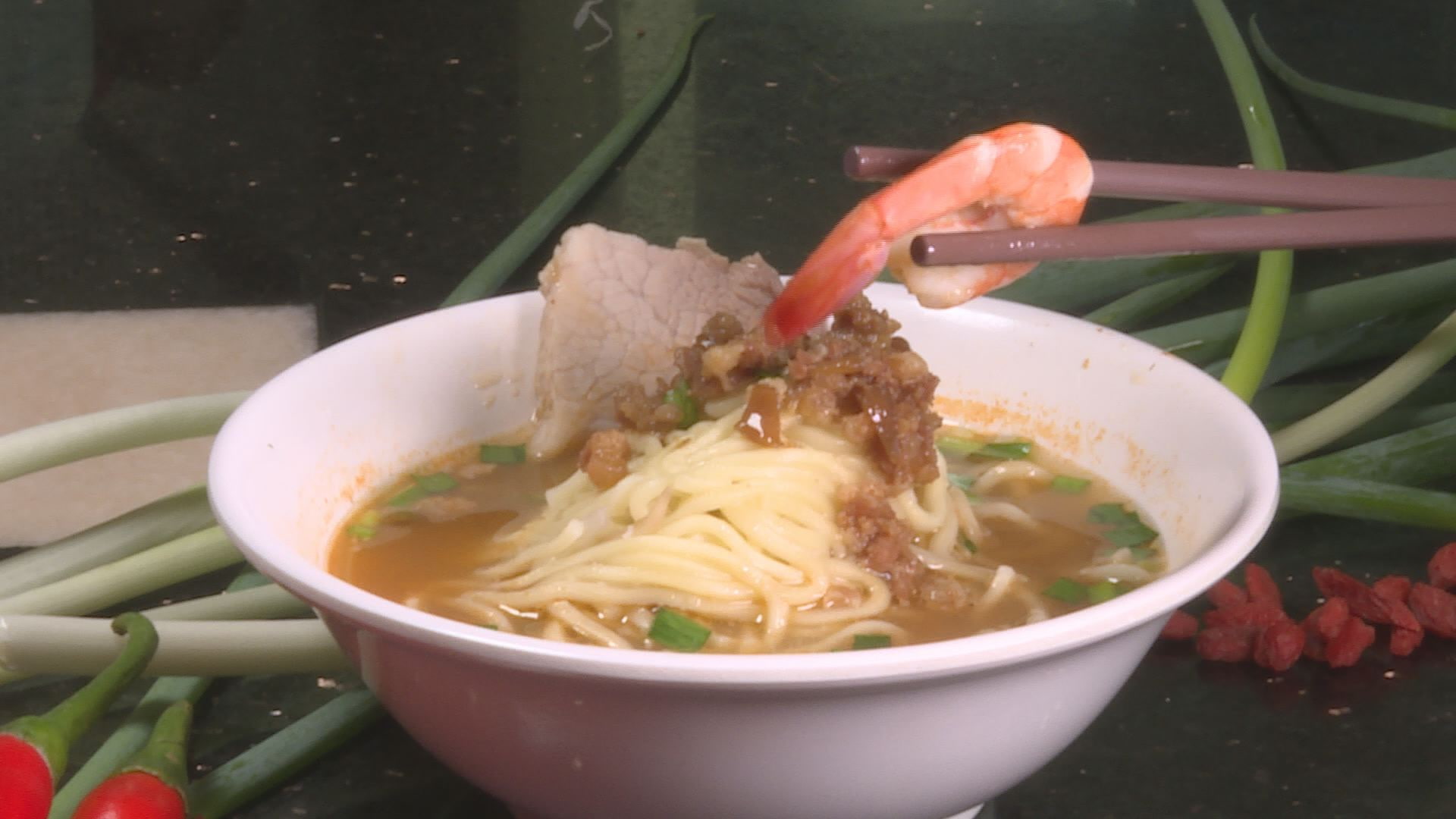 台北吉林路的這家台菜小店這碗招牌擔仔麵，有著濃厚的鮮蝦味，是店家每天一大早，用兩種蝦熬煮高湯，把蝦紅素發揮的淋漓盡致，受到客人歡迎。（記者吳承芸／攝影）