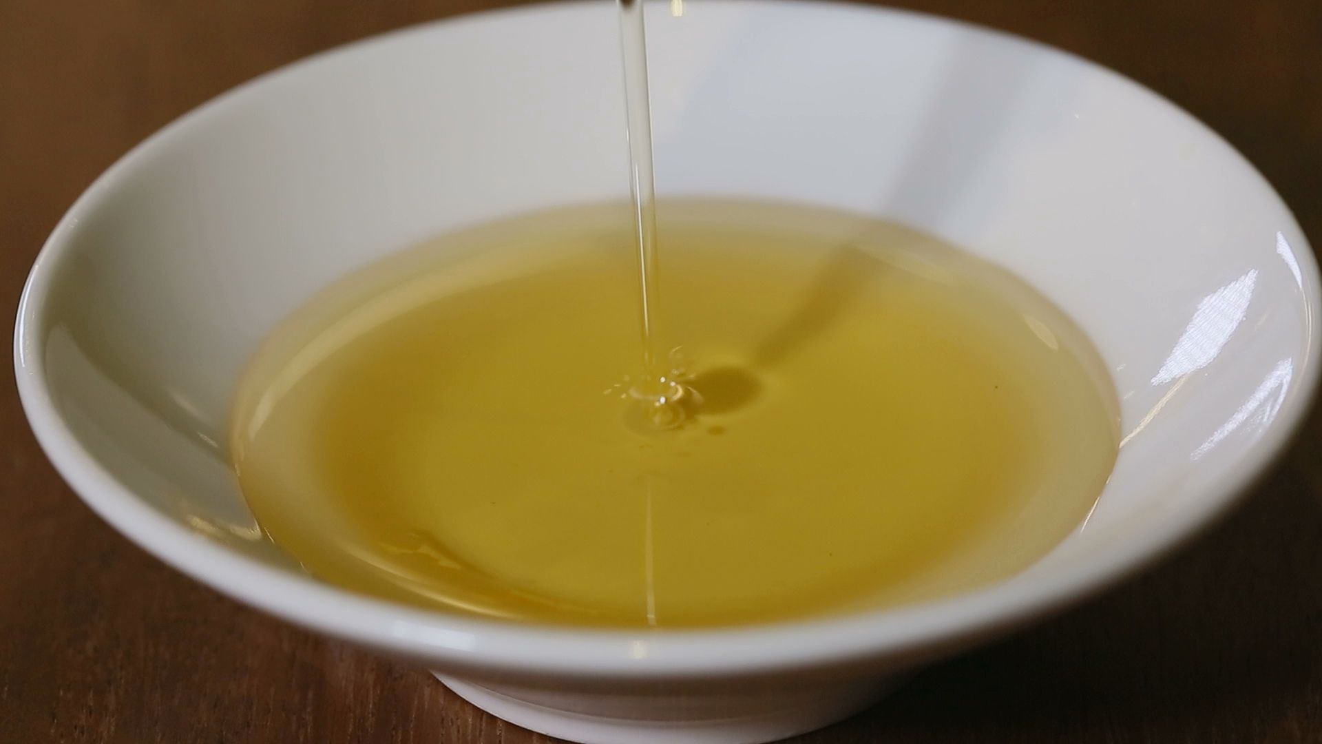 陽明山一間榨油坊，以冷壓初榨的方式榨油，要把果實最原始的營養給留下來，榨出來的油新鮮呈現金黃色，經常銷售一空還需要預定。（記者吳偉民／攝影）