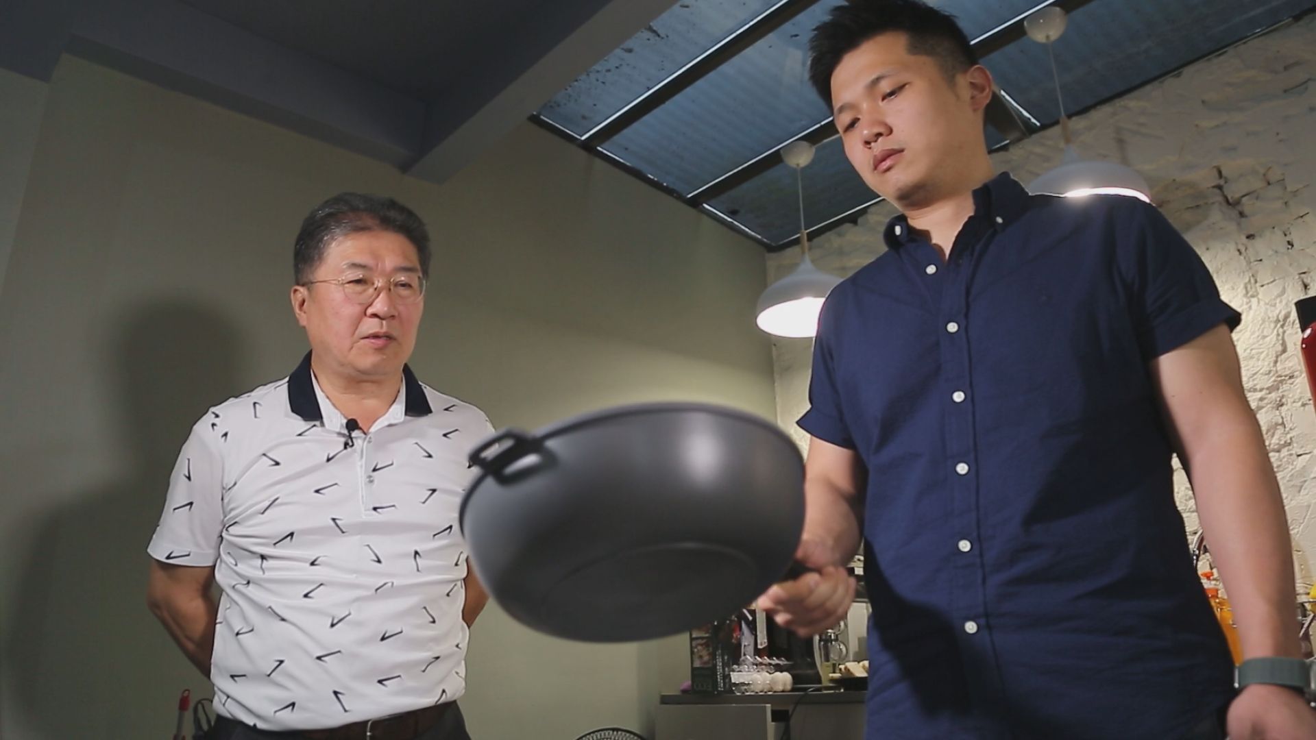 新北八里這家代工超過二十年的鍋具廠，老闆汪宇洋將一生心力投注在鍋具製造，如今和兒子汪守毫攜手，打造一把獨步全球的「無塗層不沾鍋」。（記者余建宏／攝影）