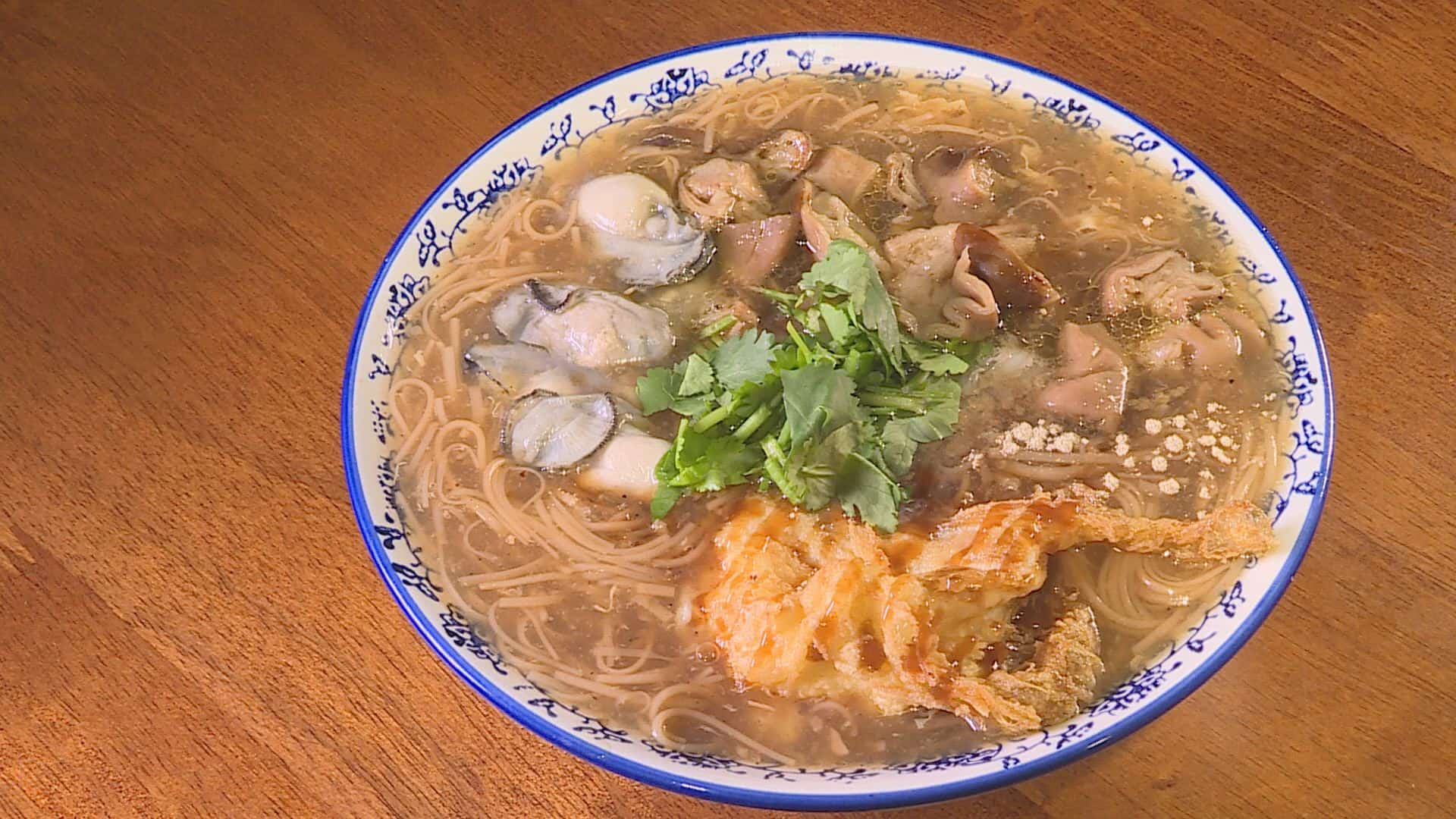 招牌銷魂麵線，琥珀色湯頭散發淡淡大骨、柴魚味，甘甜不會油膩，裡頭不只有鮮蚵、大腸，還有一顆會爆漿的炸蛋。（記者吳承恩／攝影）