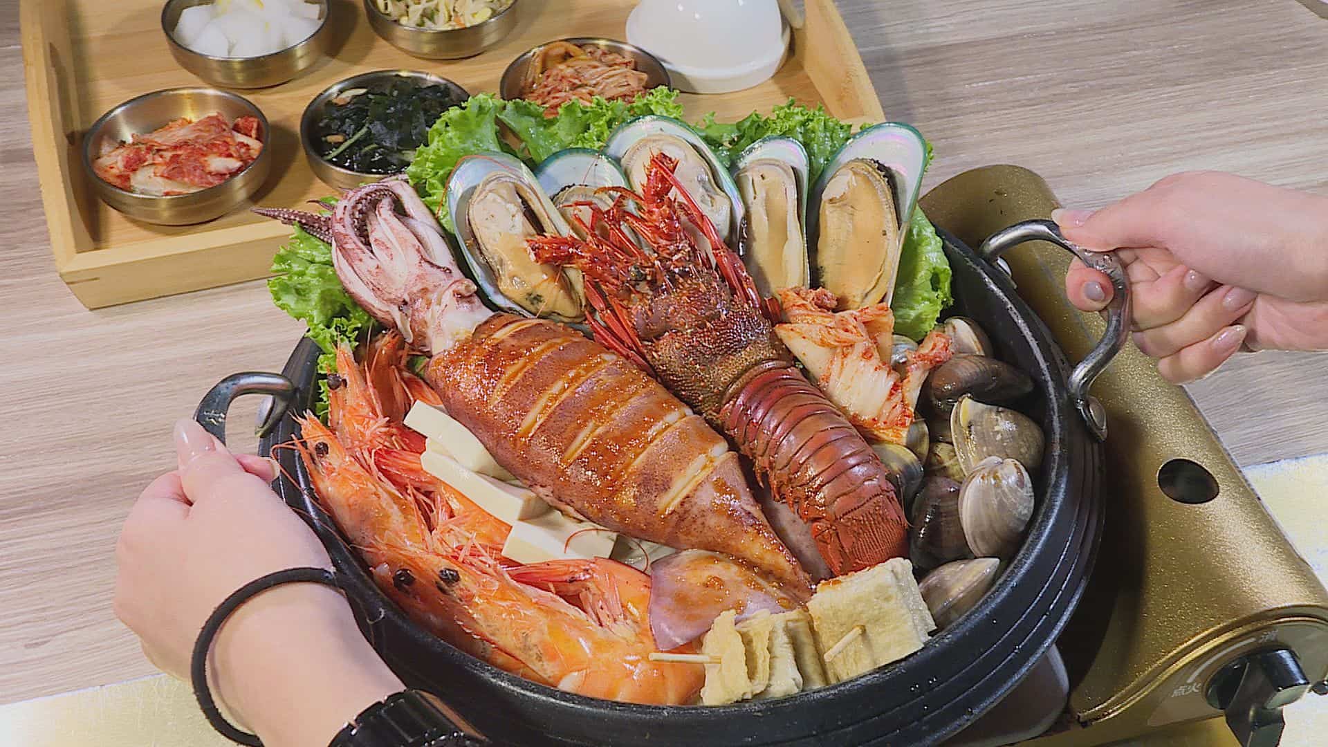 梨谷釜山男子漢海鮮鍋9成都是海鮮，巨大的龍蝦和中卷Q彈又鮮甜，白蝦肉質扎實、蛤蠣新鮮大顆，視覺、味覺都享受。（記者許惟凱／攝影）
