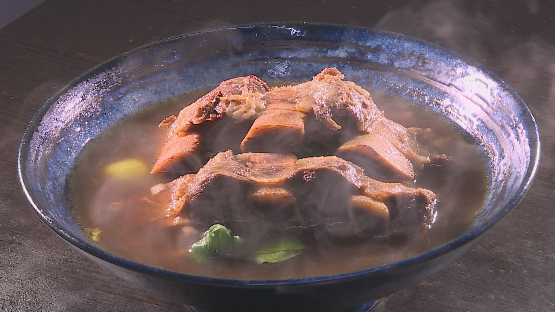 牛小排帶點油花，吸飽了大骨湯的精華，牢牢鎖住香氣，手指輕輕一拉，骨肉立刻分離。（記者吳承恩／攝影）