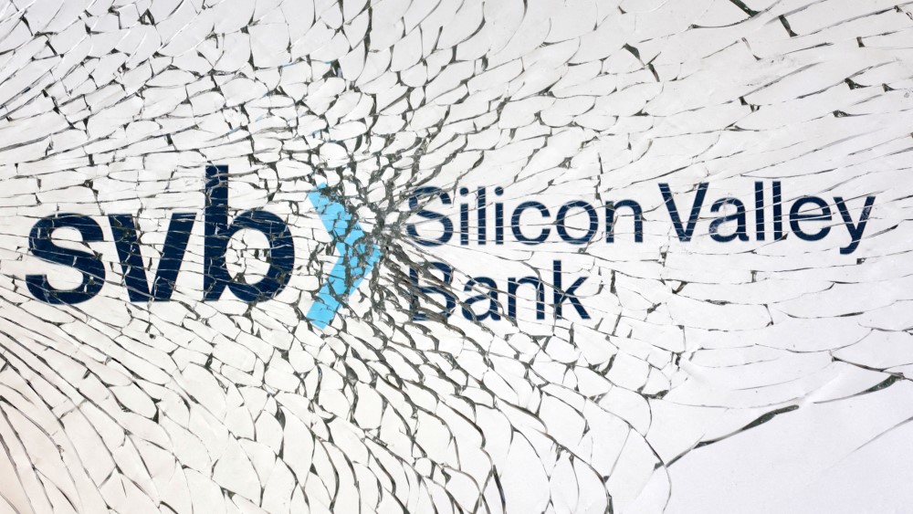 全美第16大銀行－矽谷銀行（Silicon Valley Bank，SVB）上周突然宣布發新股籌資22.5億美元，以抵銷低價出售債券造成的18億虧損，引發市場恐慌（路透社）