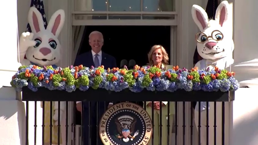 美國總統拜登偕夫人主持復活節滾彩蛋比賽。（圖／路透社）