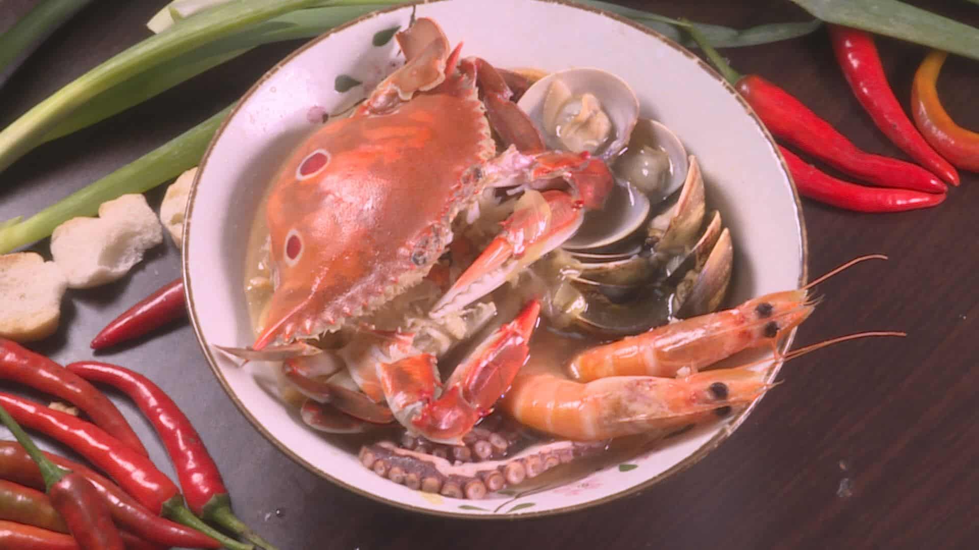 豪邁放上三點蟹的綜合海鮮麵，蟹肉吃來十分細嫩，能吃到鮮甜膏黃。（記者吳承芸／攝影）