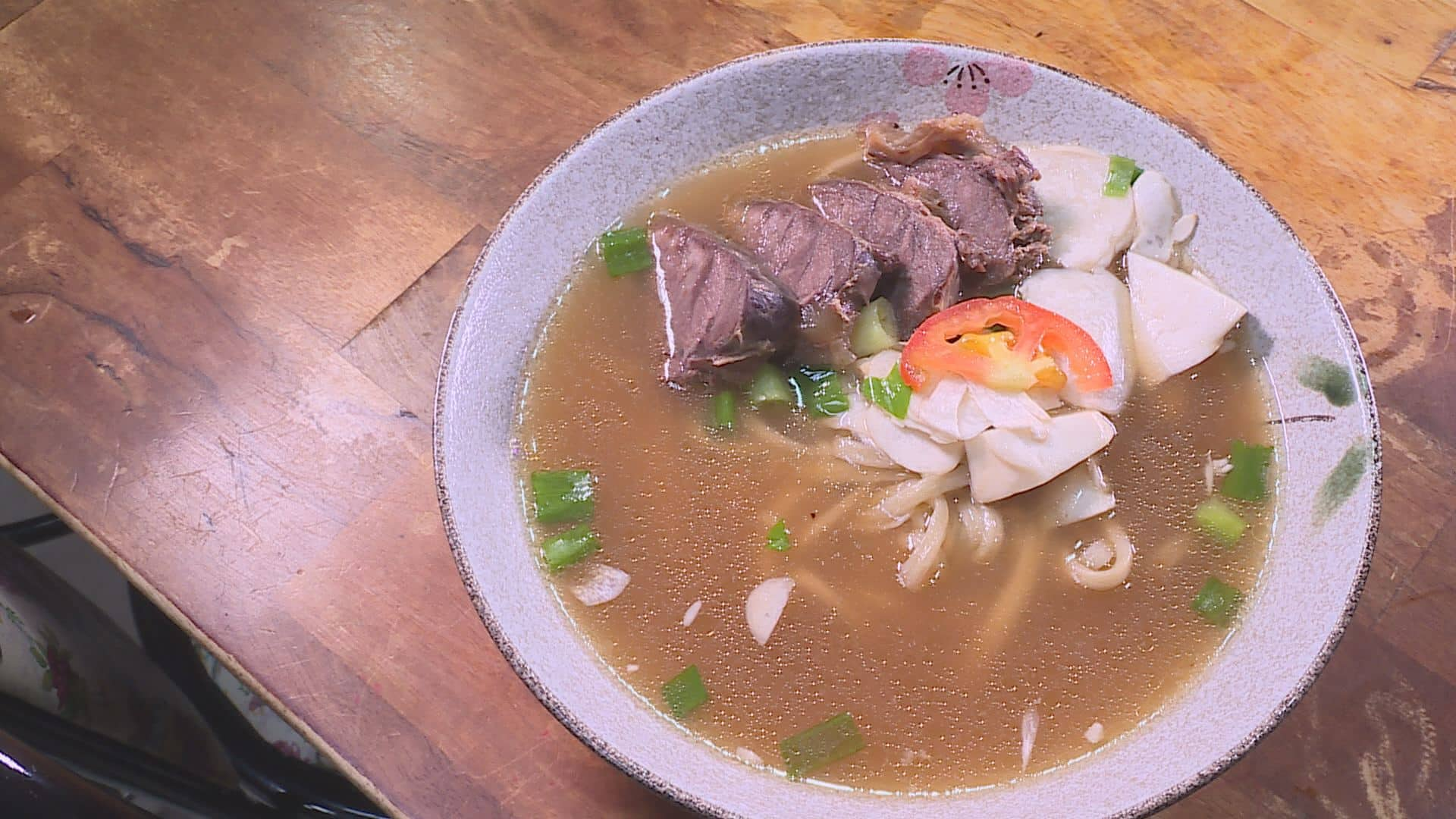 大塊厚實的牛肉，軟而不柴，Q彈有嚼勁的手工麵條，吸附著濃郁清甜的湯汁，吃一口就好滿足。（記者吳承恩／攝影）