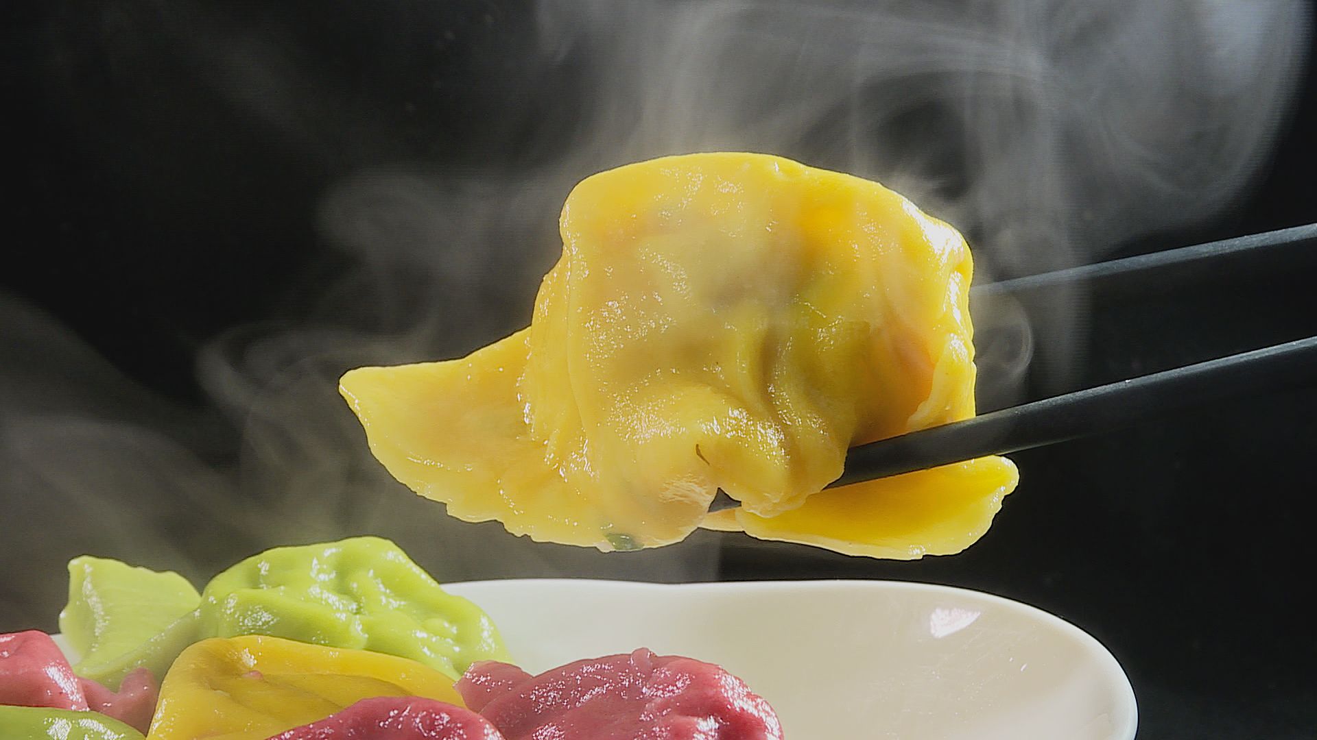 三寶水餃是由黃金蝦仁、紅寶高麗菜和翡翠韭菜組成，顏色吸睛天然又真材實料。（記者許惟凱／攝影）