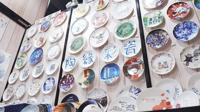 業者與插畫家合作、或與日本動漫打造聯名商品，不只設計製造，還提供數位列印。（非凡新聞網攝影）