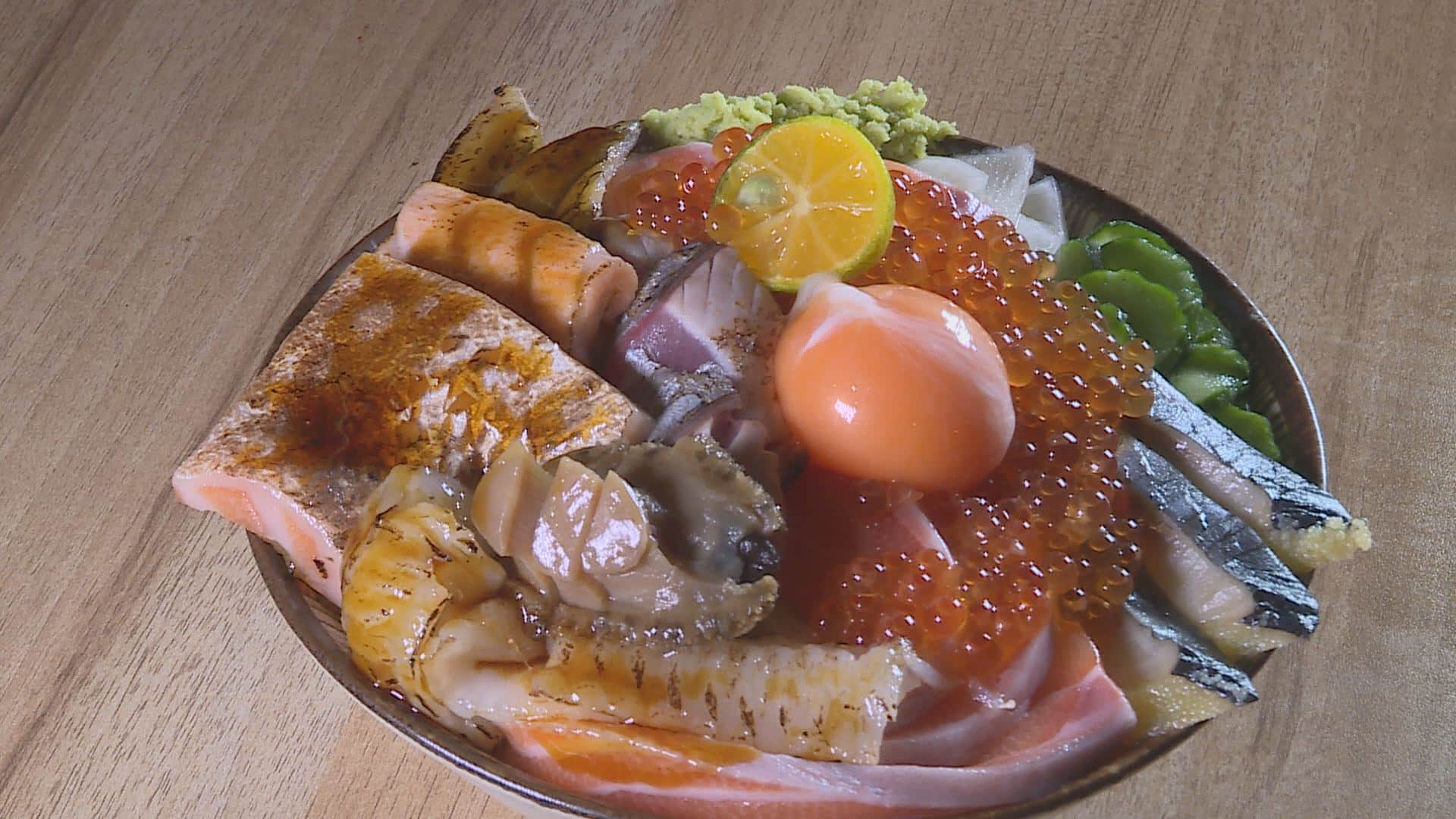 台北東區有一間日式料理店，每個人都可以打造出屬於自己的痛風丼飯，十九種海鮮任挑任選，澎湃程度堪比五星級料理。（記者吳承恩／攝影）