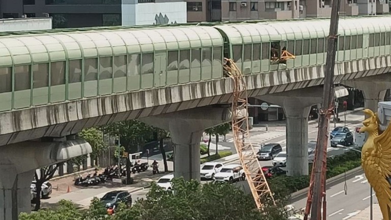 台中捷運遭吊臂砸中。圖／慈濟提供
