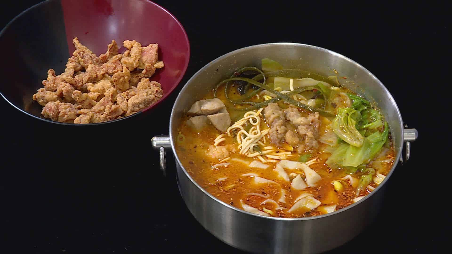 炸到金黃的酥肉丸子，加進冒菜鍋，辣勁十足。（記者林永偉／攝影）