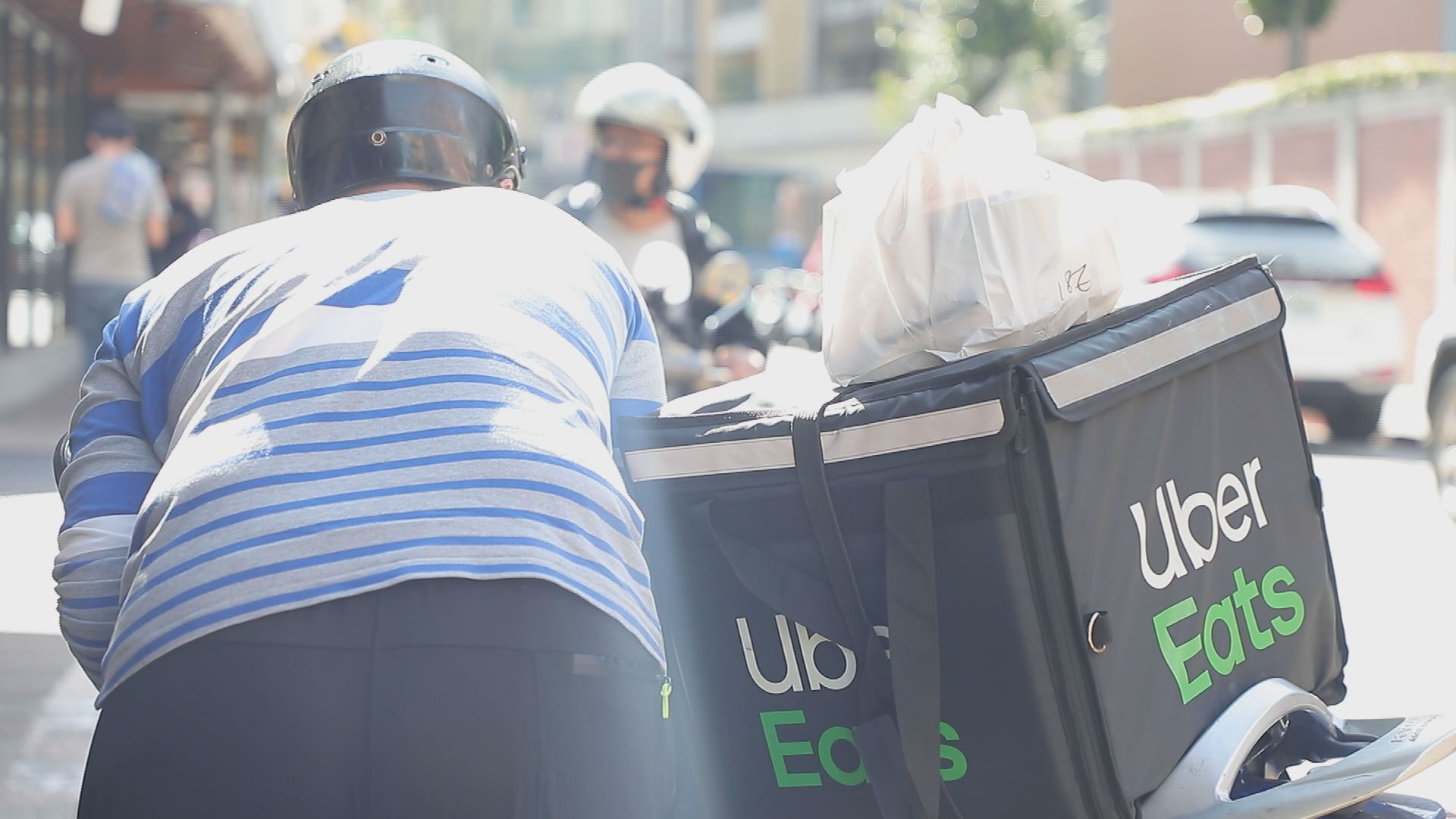 Uber Eats漲價了! 看見"閃電符號"外送費變貴。記者黃敬峰／攝影。