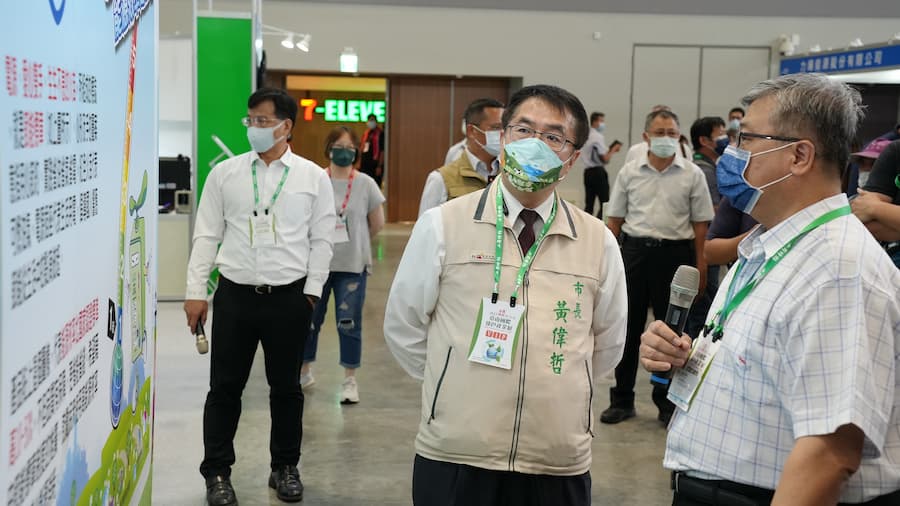 第二屆「2023臺南國際綠色產業展」將於5月24至26日在大臺南會展中心舉行；圖為台南市長黃偉哲去年親臨會場參觀。（圖源／業者提供）