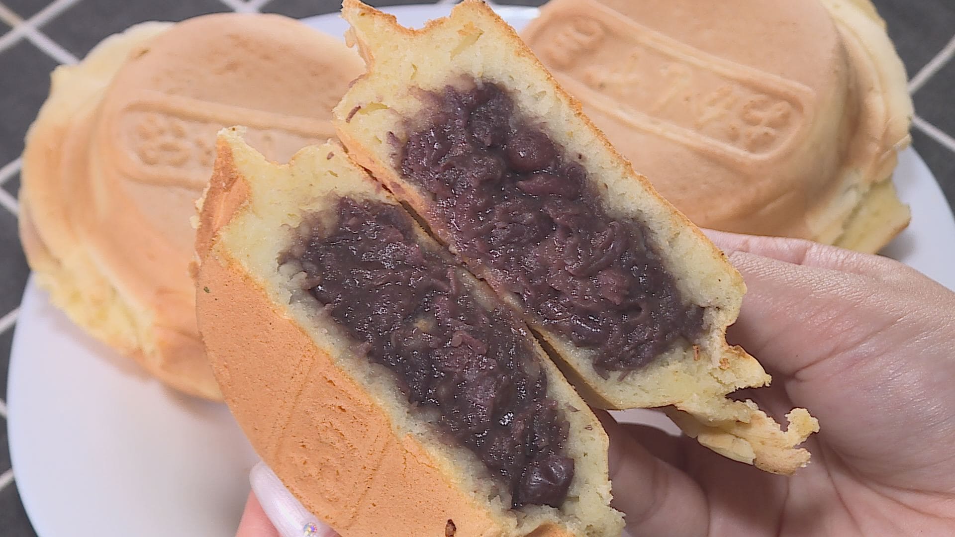宜蘭冬山這間車輪餅，紅豆口味甜而不膩，吃得到顆粒感，十分受歡迎。（記者吳承恩／攝影）