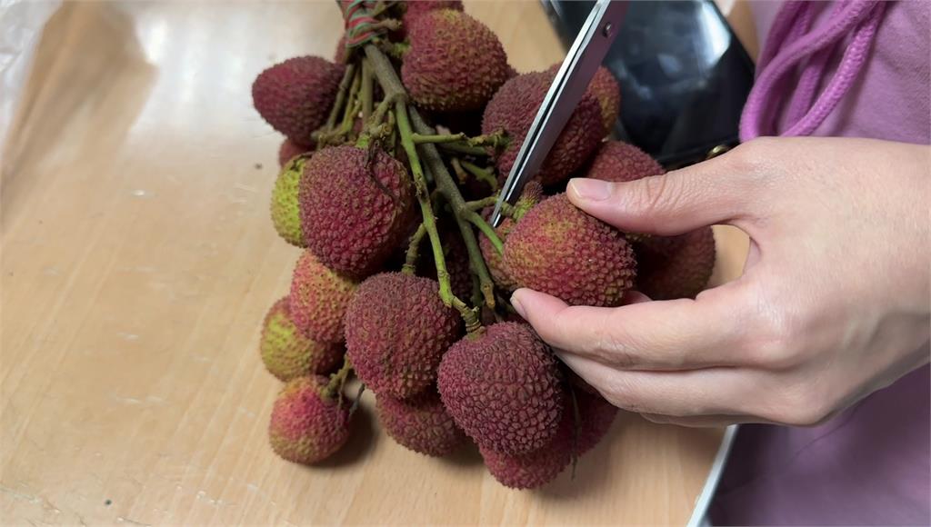 家事達人分享保存荔枝「5步驟」。圖／台視新聞