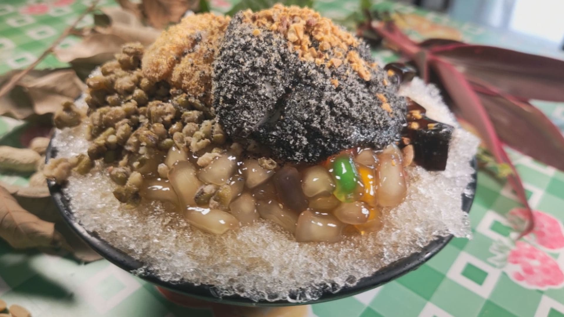 苗栗這間客家米食店，把燒麻糬放到剉冰上，意外碰撞出冷熱交融的新口感。（記者吳承芸／攝影）