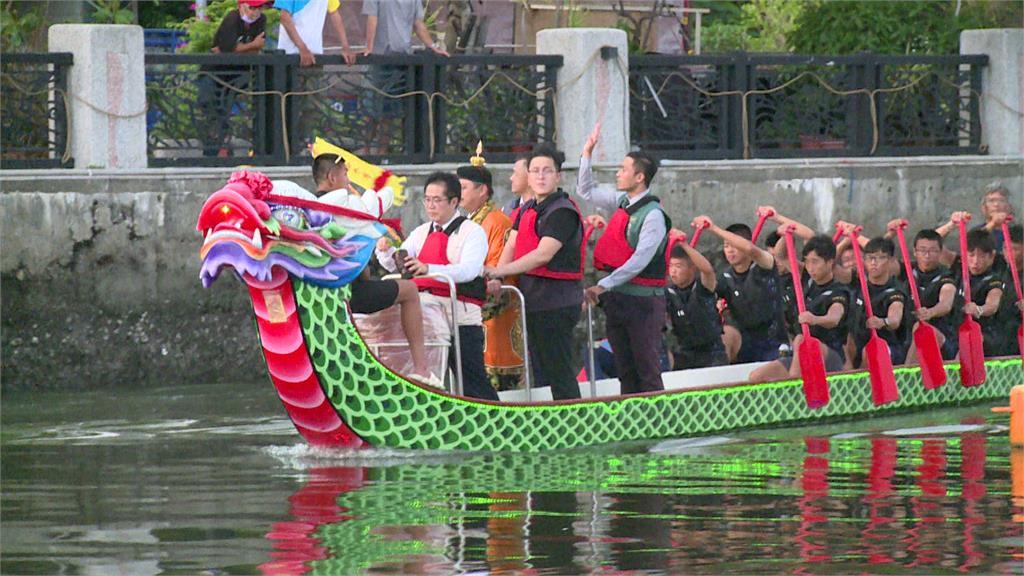 黃偉哲進行祭江儀式。圖／台視新聞