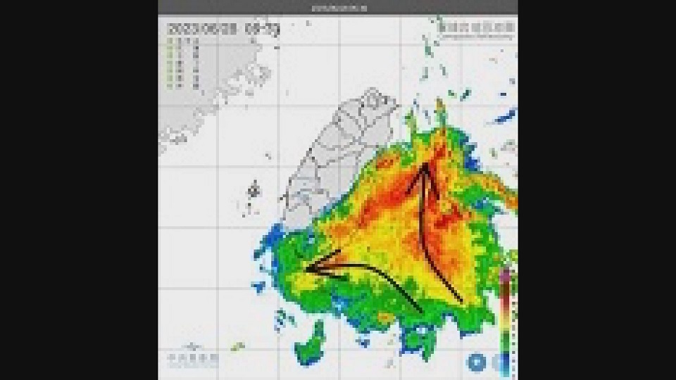 氣象局長鄭明典在臉書PO出雷達合成回波圖。圖／台視新聞