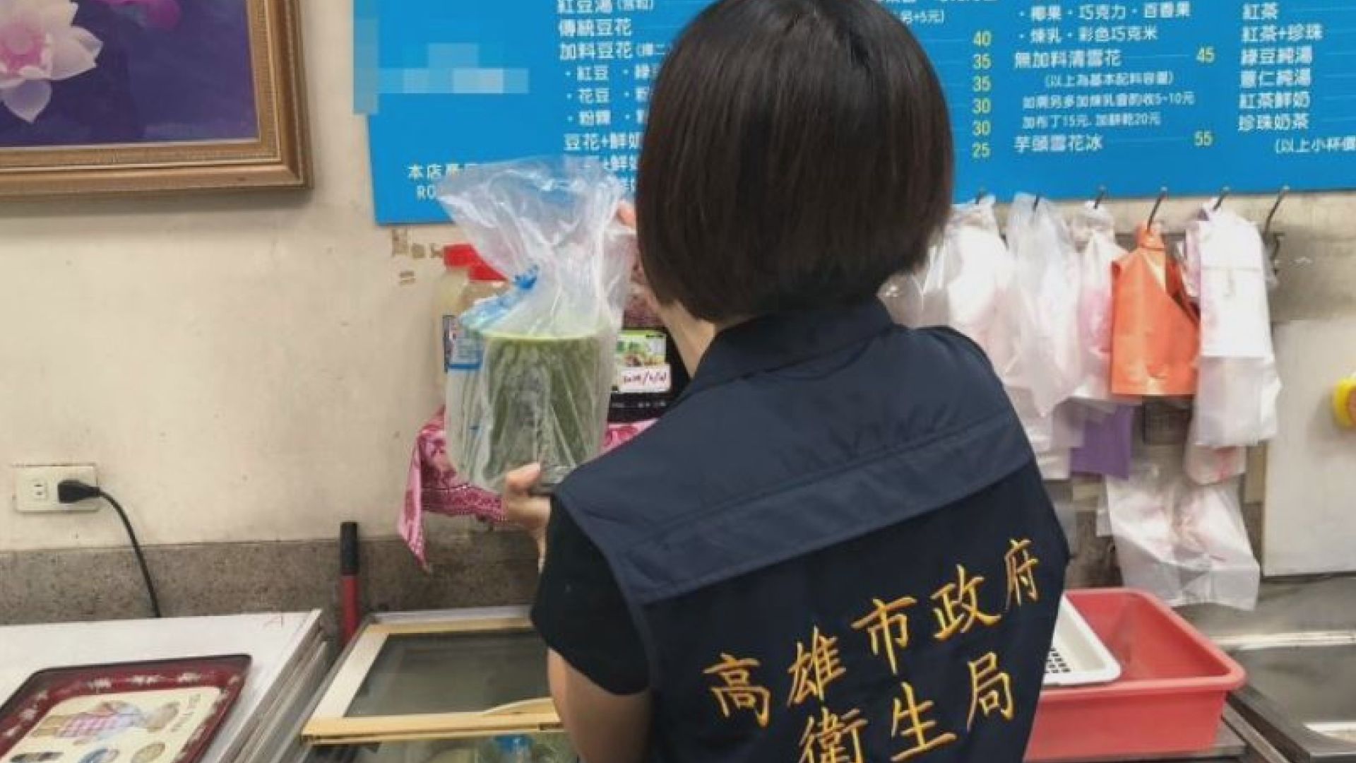 衛生局人員到冰店稽查。圖／高雄衛生局提供