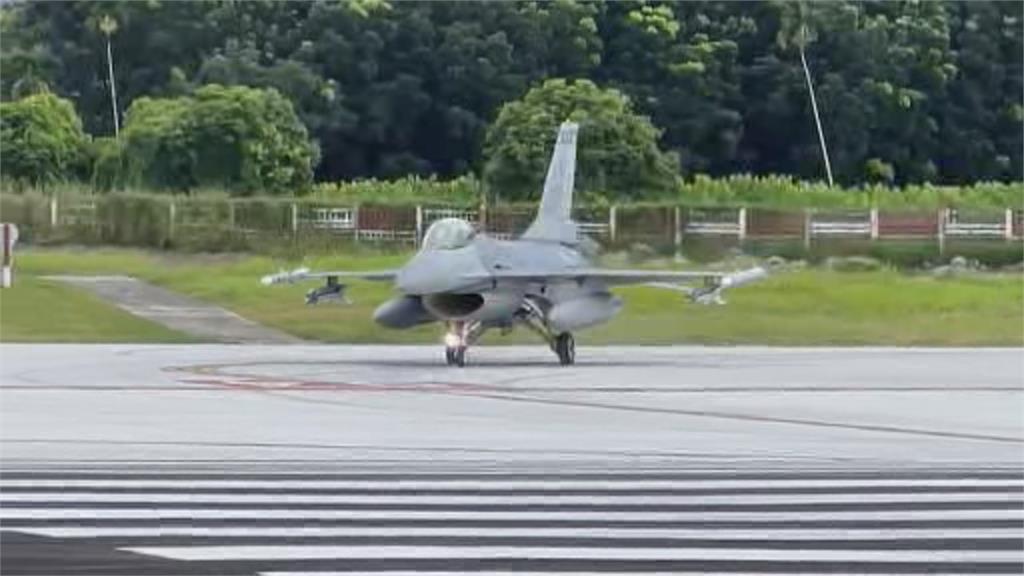 漢光暖身！ 台東豐年機場4架F-16V戰機衝場 軍事迷爭睹。圖／台視新聞