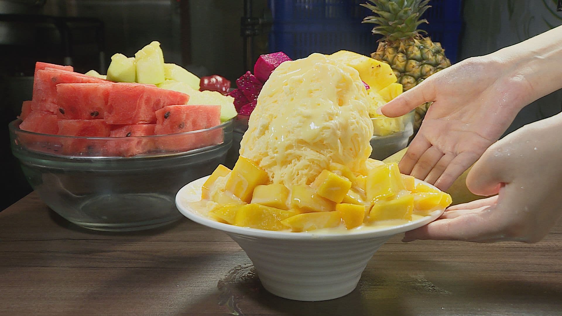 夏季限定的芒果雪花冰，芒果入口滿滿甜香又多汁，搭配雪花冰吃來更沁涼。（記者許惟凱／攝影)