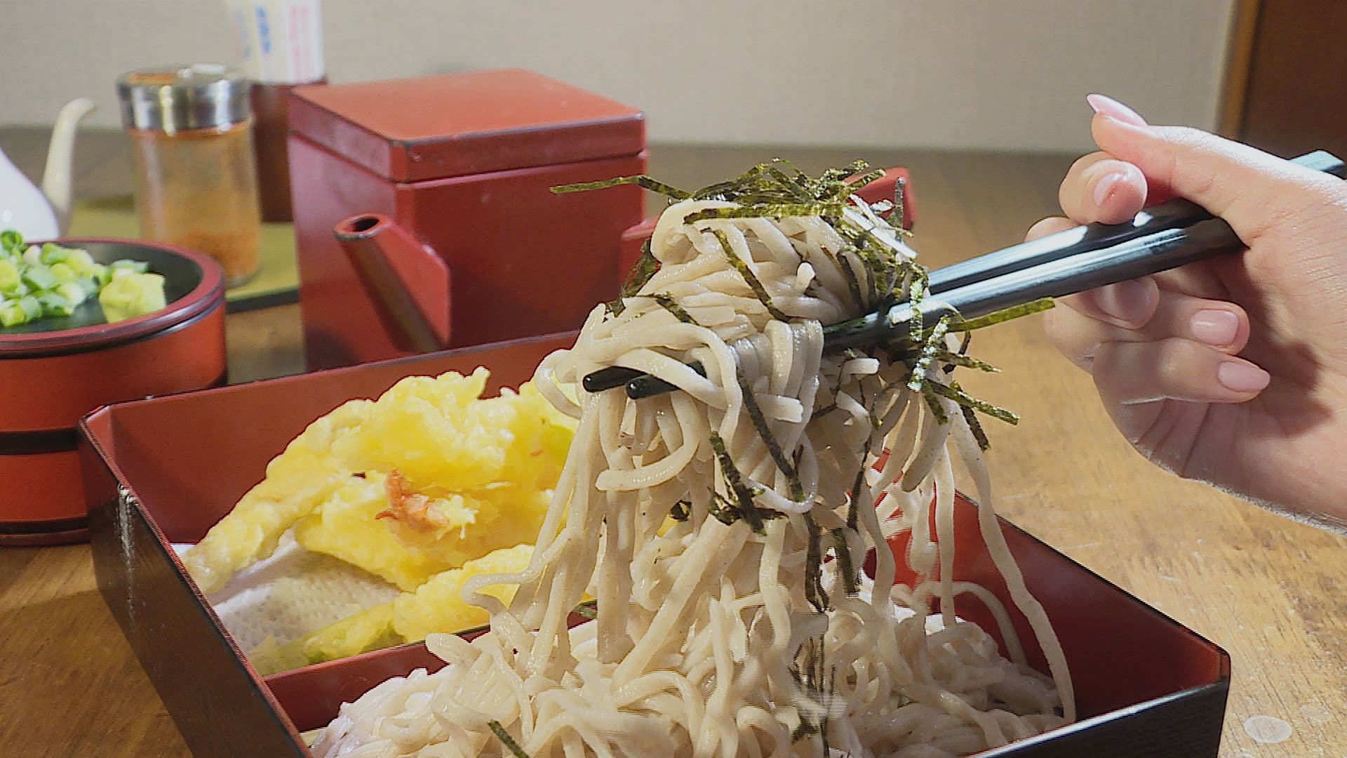 木盒裝的天婦羅蕎麥麵根根紮實，透出樸實麥香還有些咬勁，沾醬汁吸最是享受。（記者許惟凱／攝影）