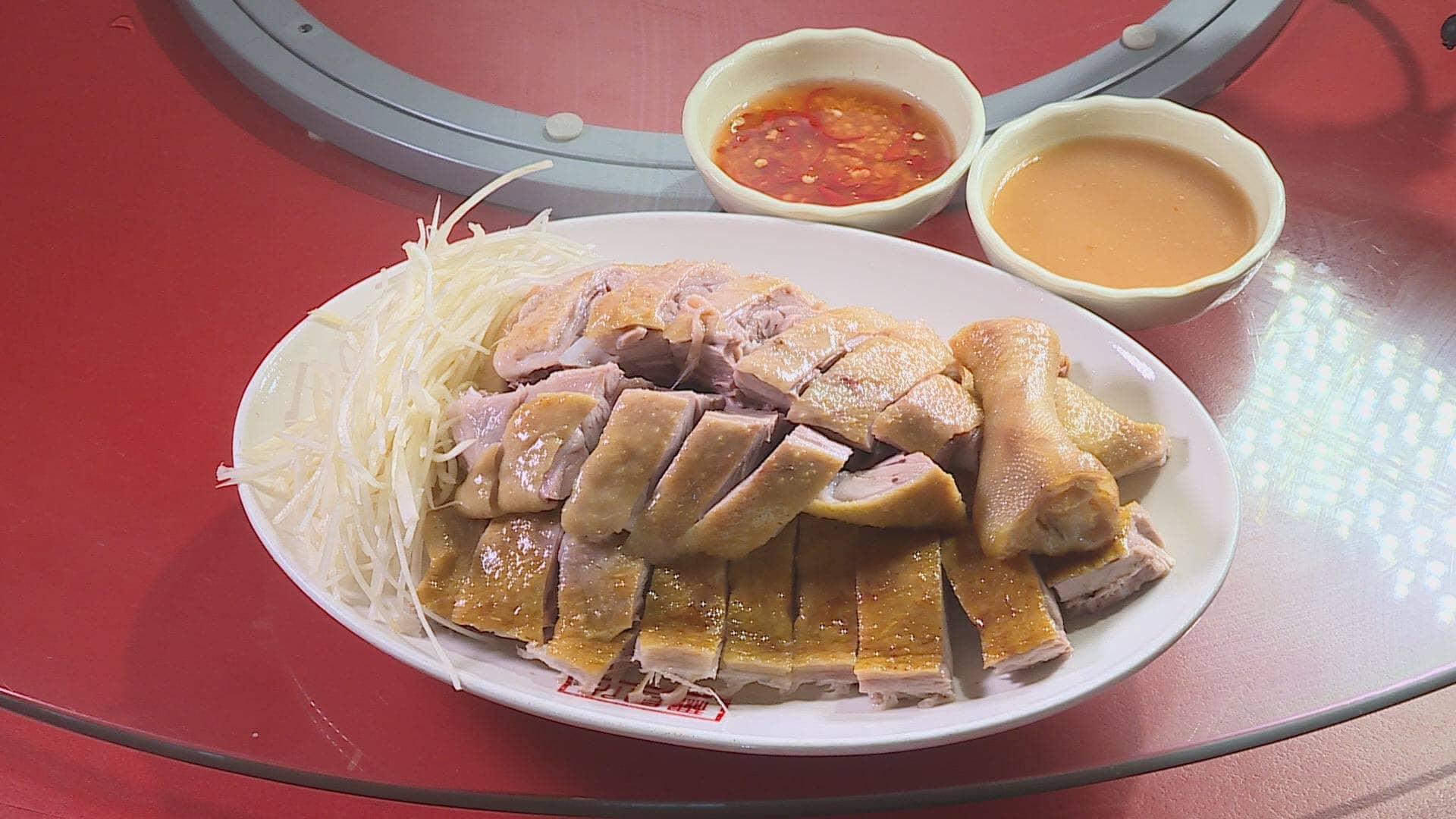 以二砂糖煙燻的鵝肉，吃來肉質鮮嫩又飽滿多汁，還帶有淡淡的焦糖香氣。（記者吳承芸／攝影）