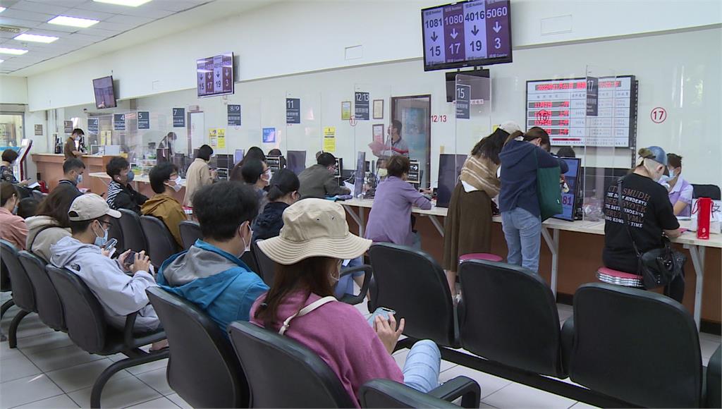 領務局重新安排民眾申辦護照的現場排隊動線。圖／台視新聞（資料畫面）