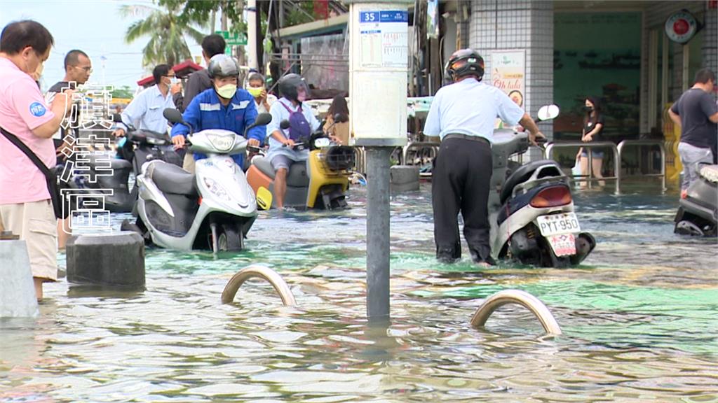 旗津「泡湯」3天！積水淹店家 車輛當街拋錨。圖／台視新聞