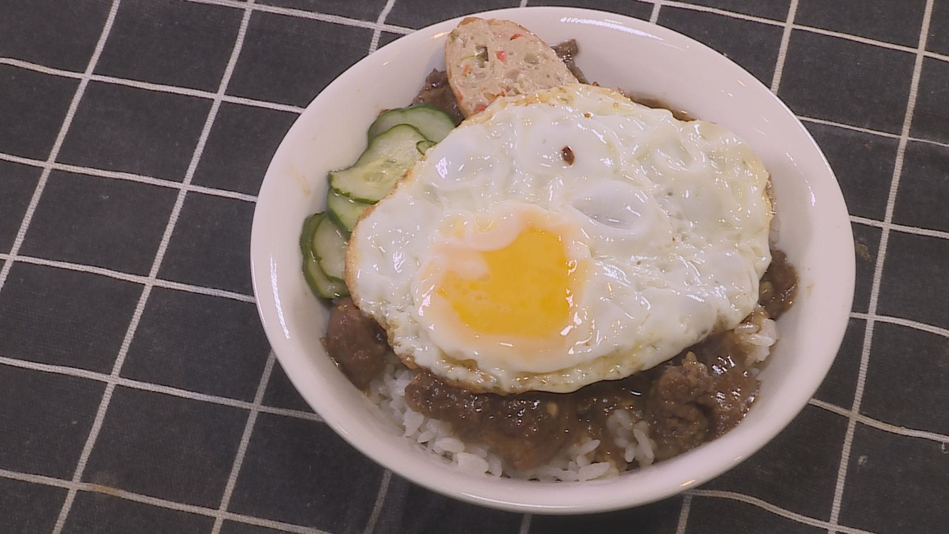 牛燥飯吃得到一塊塊牛肉，而且軟嫩入味，搭配著濃稠的半熟蛋，讓不少老饕幾乎是天天報到。（記者吳承恩／攝影）