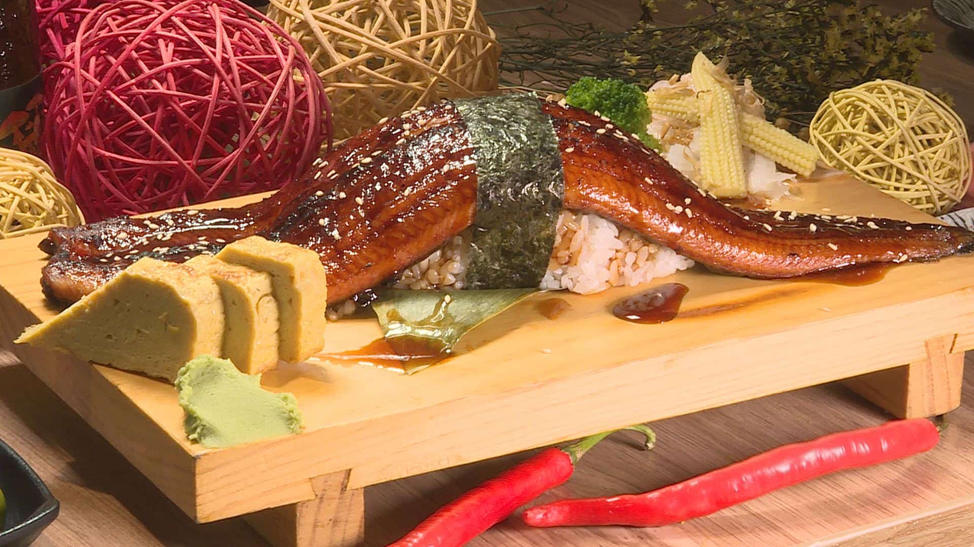 這間開在板橋的日式料理，他們的鰻魚握壽司幾乎半個手臂長，超吸睛。（記者吳承芸／攝影）