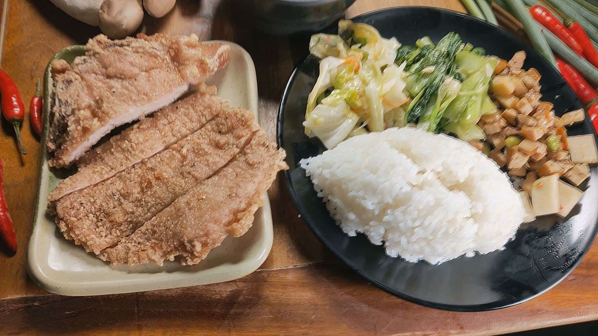 金黃色的炸排骨外皮酥香，一口咬下肉嫩多汁，很涮嘴。（記者吳承芸／攝影）