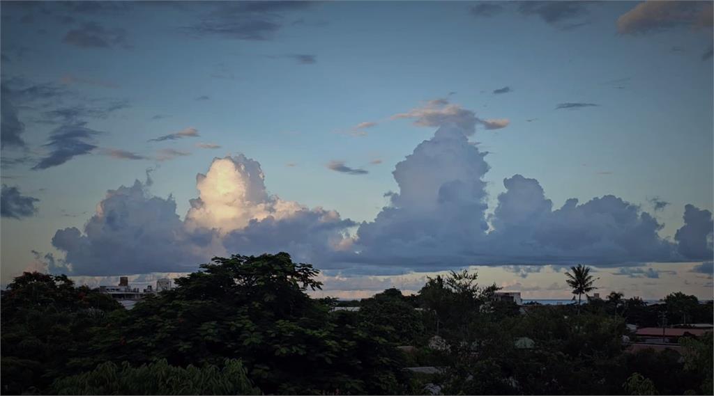 花蓮市跟吉安鄉的天空出現「黑白雲海」。圖／台視新聞