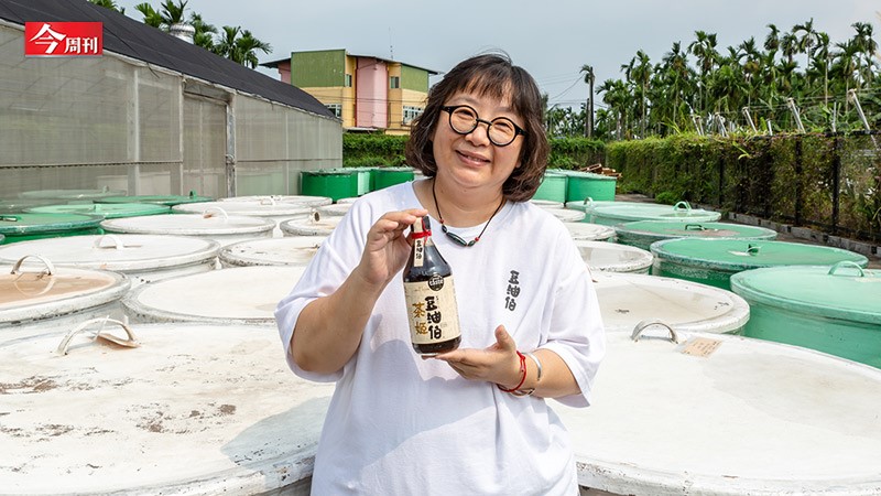 豆油伯第一代從釀造師李安田的家庭工廠起家，十多年前交棒二代，由長女李明芳主責市場行銷，長子李誠忠負責生產釀造，齊力將老品牌做到年營收破億元。（圖源／今周刊 曾顯皓攝影）