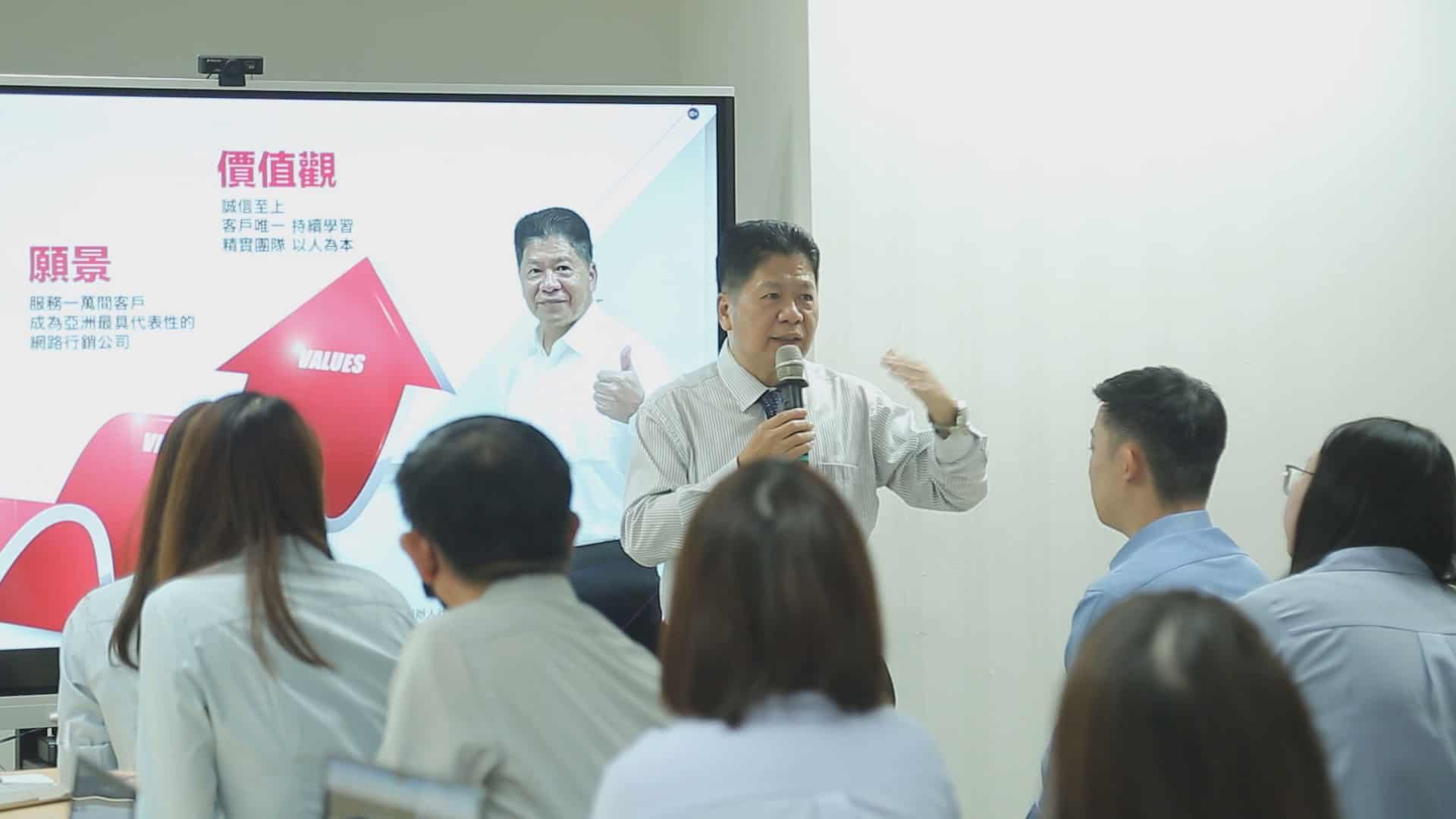 保險業務出身的徐維鴻，如今變身成全網行銷教父，不但研發一套中央控管系統，還透過SEO搜尋引擎優化，提升關鍵字排名等數據分析，讓上千家中小企業一舉打開全球通路。（記者余建宏／攝影）