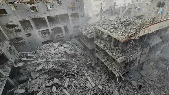 以軍正準備在加薩發動地面戰，圖為當地遭以軍空襲炸毀的建築。圖／路透社