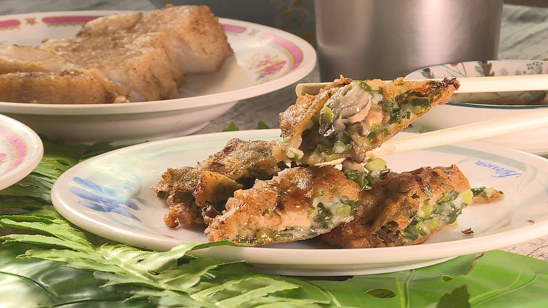 熱騰騰的蚵炸，外酥裡嫩，蘸點醬料吃最對味。（記者吳承芸／攝影)