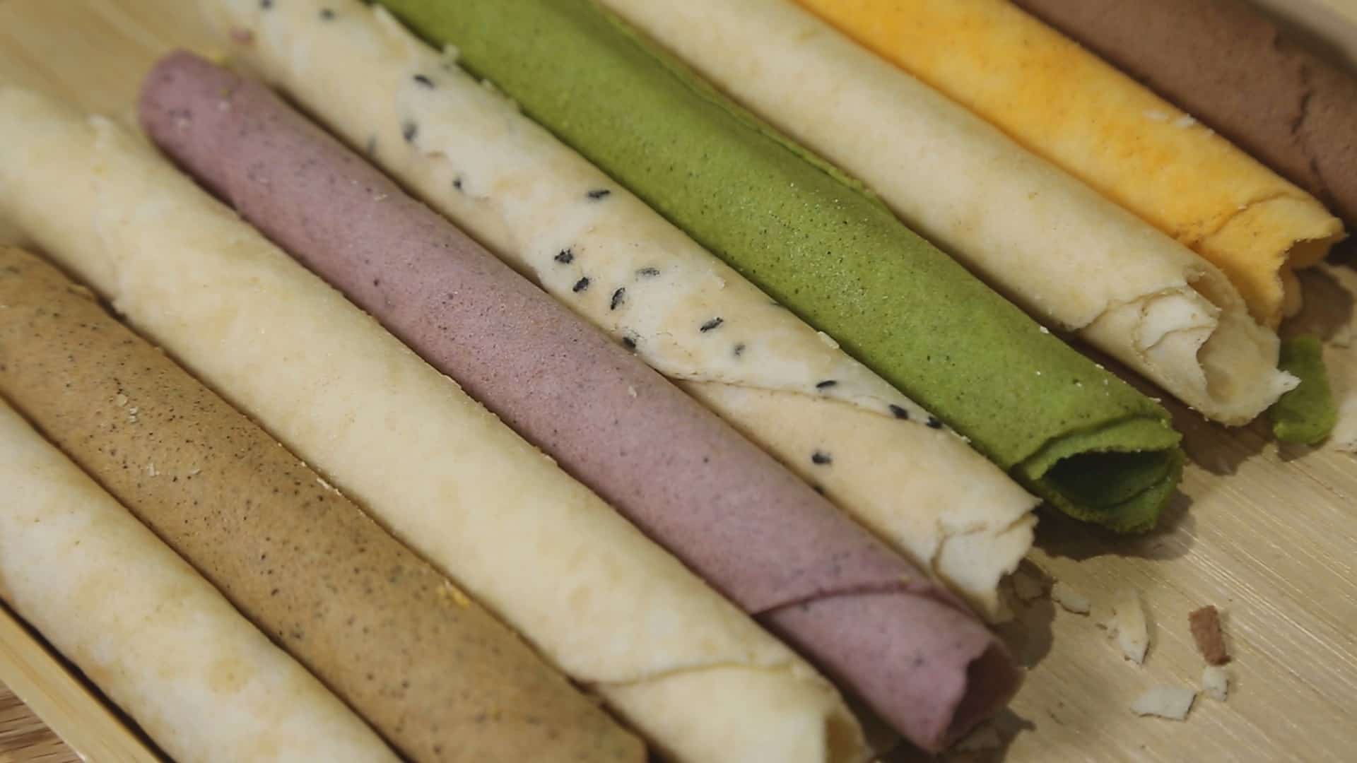 含水量高達90%的蛋白也能拿來做蛋捲嗎？烘焙之子藍岳融在父母的親情攻勢下，結束了幾十年來畫家游子的自由生活，回故鄉南投自創一支支為愛而生的手工蛋白捲。（記者余建宏／攝影)